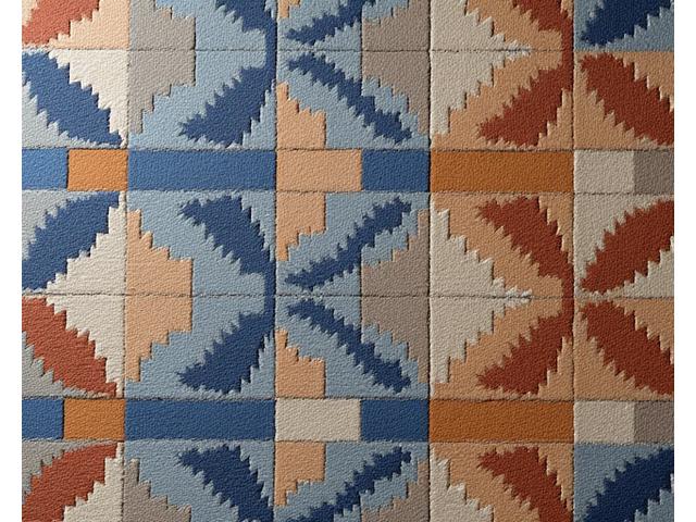 Håndvevd teppe i ull med et komplekst norsk-inspirert geometrisk mønster i dempede toner